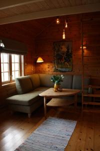 sala de estar con sofá y mesa en Åkviktunet hytte Sør, en Averoy