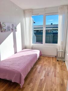 - une chambre avec un lit et une grande fenêtre dans l'établissement Rådhus, à Bara