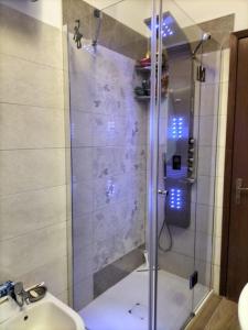 une douche avec une porte vitrée dans une salle de bain dans l'établissement 250 m dalla spiaggia! Spiaggia libera o attrezzata - LA CASA DI KATE, à Grado