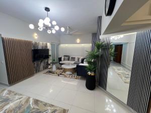 Lobi atau kawasan kaunter penerimaan di Comfortia Guest House 3 Bed with DringDining