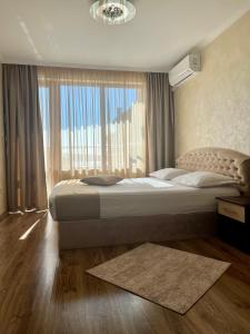 Hotel Silver في سوزوبول: غرفة نوم بسرير كبير مع نافذة كبيرة