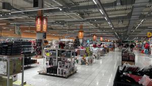 un magazzino pieno di prodotti in un magazzino di Apartment Budweis 3kk České Budějovice a České Budějovice