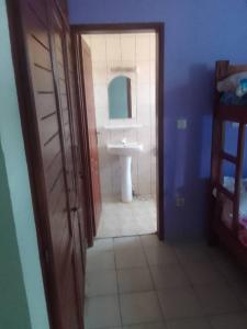 bagno con lavandino e servizi igienici in camera di RESIDENCE WALNICK a Douala