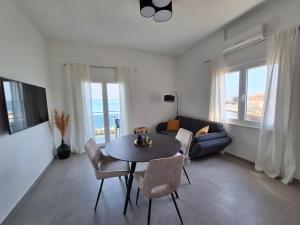 sala de estar con mesa y sofá en Apartments Benic en Neviđane
