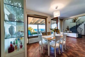 una sala da pranzo con tavolo e sedie di Ferienhaus für 8 Personen ca 200 qm in San Giorgio-Magaro, Sizilien Nordküste von Sizilien a Gioiosa Marea