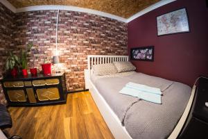 1 dormitorio con cama y pared de ladrillo en City Style Lofts en Sheffield