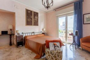 een slaapkamer met een bed en een groot raam bij all'ombra del vulcano Etna in Catania