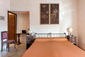 Un dormitorio con una cama con una manta naranja. en all'ombra del vulcano Etna, en Catania