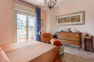 een slaapkamer met een bed, een dressoir en een raam bij all'ombra del vulcano Etna in Catania