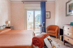 een slaapkamer met een bed, een stoel en een raam bij all'ombra del vulcano Etna in Catania