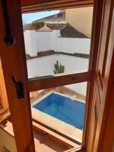 Private pool in Lecrin 30 min Granada/beach veya yakınında bir havuz manzarası