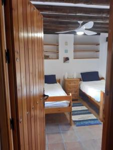 1 dormitorio con 2 camas y ventilador de techo en Private pool in Lecrin 30 min Granada/beach, en Albuñuelas