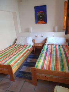 Private pool in Lecrin 30 min Granada/beach tesisinde bir odada yatak veya yataklar