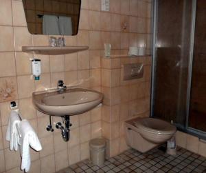 La salle de bains est pourvue d'un lavabo et de toilettes. dans l'établissement Gästehaus Vis-A-Vis, à Rüdesheim am Rhein