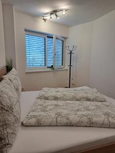 um quarto com uma cama grande e um edredão branco em Ferienwohnung Abenthung em Grinzens