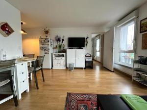 um quarto amplo com uma cozinha e uma sala de estar em Chez Daniel, un 2 pièces proche de Paris STADE de FRANCE em Aubervilliers