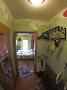 ein Wohnzimmer mit farbenfrohen Wänden und einen Flur mit Teppichen in der Unterkunft Studio Krušné Hory Klínovec in Loučná pod Klínovcem