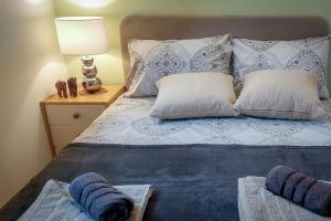 En eller flere senge i et værelse på Poolside compact family cottage Lea + 47 billeder