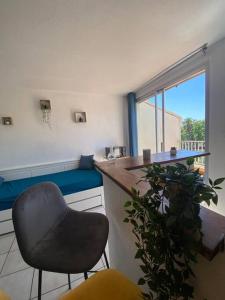 eine Küche mit einem Stuhl und einer Pflanze darin in der Unterkunft Appart 5 min à pied de la plage in Cap d'Agde