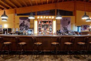 un bar in un ristorante con sgabelli di Big Sky Hotel a Chamonix-Mont-Blanc