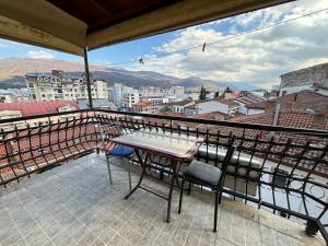 einen Tisch und Stühle auf einem Balkon mit Aussicht in der Unterkunft Villa KiWi in the Heart of Ohrid in Ohrid