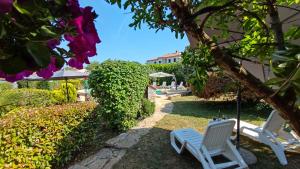 En have udenfor Poolside compact family cottage Lea