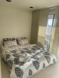 1 dormitorio con 1 cama con edredón azul y blanco en Black Apartament nr1, en Bucarest
