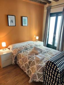 a bedroom with a bed with two lamps on it at Estudio en Centro de Segovia in Segovia