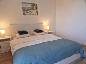 sypialnia z dużym łóżkiem z 2 poduszkami w obiekcie Teo Airport Residences w mieście Otopeni
