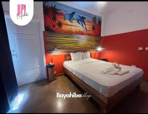 um quarto com uma cama com um quadro na parede em Bayahibe Village Inn em Bayahibe