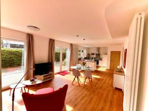 Una sala de estar con cocina y comedor. en Ferienwohnung Hahn, en Hellenthal