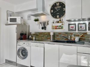 Dapur atau dapur kecil di Living at Saarpartments - Business & Holiday Apartments with Netflix for Long- and Short term Stay, 3 min to St Johanner Markt and Points of Interest
