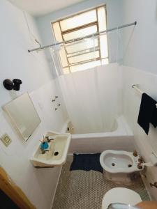 Studio Niterói-Barcas 604 في نيتيروي: حمام ابيض مع مرحاض ومغسلة