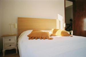 1 cama blanca grande con 2 almohadas en Casa das Termas - Cabeço de Vide en Cabeço de Vide