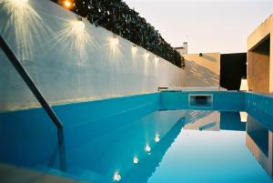 uma piscina com água pulverizada no ar em Casa das Termas - Cabeço de Vide em Cabeço de Vide