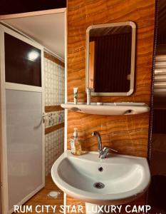 W łazience znajduje się umywalka i lustro. w obiekcie Rum city Star LUXURY Camp w mieście Wadi Rum