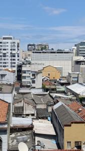 - une vue sur une ville avec des bâtiments et des toits dans l'établissement Studio Niterói-Barcas 604, à Niterói