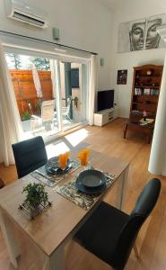 uma sala de estar com uma mesa e cadeiras e uma mesa em Dépendance Spacieux Duplex 50 M2 Classé 3 étoiles sans vis-à-vis em Gréoux-les-Bains