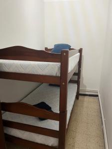two bunk beds in a corner of a room at Apartamento céntrico, bien equipado y tranquilo, a 350m de la playa por Rambla Vidal in Sant Feliu de Guixols