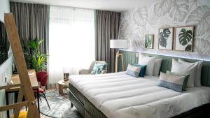 a bedroom with a large bed in a room at Skotel The Hague, Hotelschool The Hague in Scheveningen