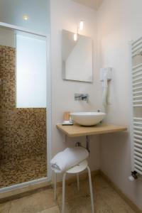 ein Bad mit einem Waschbecken, einem Spiegel und einer Dusche in der Unterkunft Boutique Hotel La Casa di Morfeo in Florenz