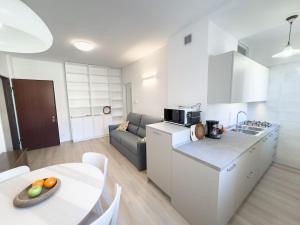 Virtuvė arba virtuvėlė apgyvendinimo įstaigoje Ocean-Group Apartment Ipazia
