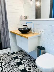 a bathroom with a sink and a toilet at Living at Saarpartments - AdultsOnly - Business & Holiday Homes with Kitchen for Long- and Short Term stay, 3 min to St Johanner Markt and Points of Interest in Saarbrücken +11 photos