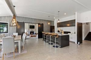 - une cuisine et une salle à manger avec une table et des chaises dans l'établissement Queenstown Snowland Estate, à Arrowtown