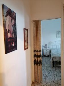 Habitación con puerta a un dormitorio en Trullo Colori d'Itria, en Ostuni