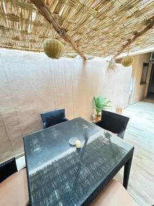 een eettafel met stoelen in een kamer bij Cosy & magnifique appartement Marrakech in Marrakesh