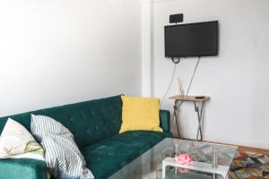 A television and/or entertainment centre at Bright and Comfortable 1 bedroom near Marble Arch