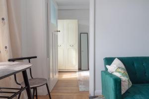 A seating area at Bright and Comfortable 1 bedroom near Marble Arch