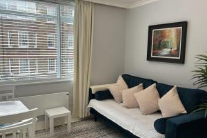 Een zitgedeelte bij 1 Bedroom Luxury Flat in Kensington