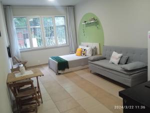 sala de estar con cama y sofá en Lapa - acomoda até 4 pessoas, en Río de Janeiro